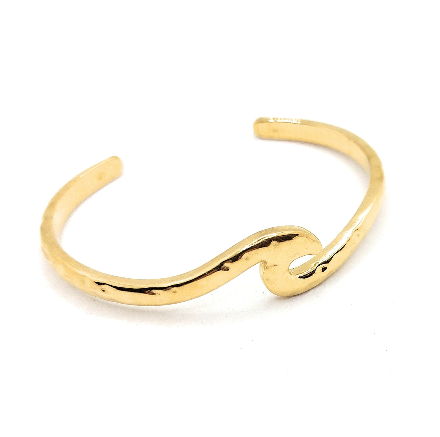 Brazalete Dorado Ola · Elegancia Natural y Brillo Sutil
