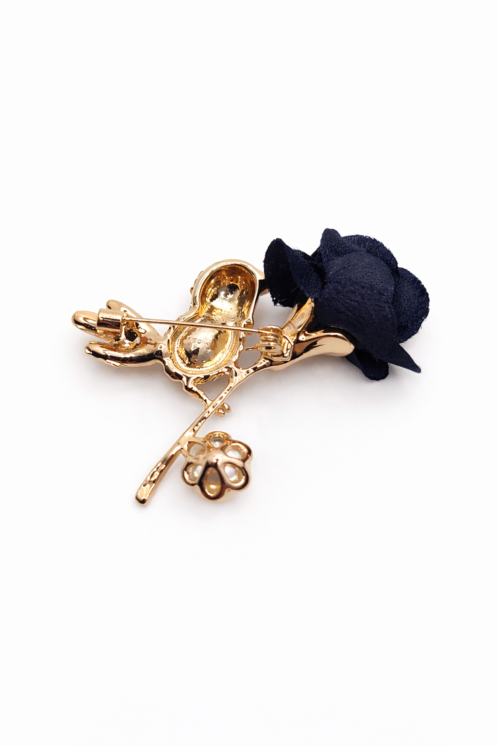 Broche dorado de pájaro con flor de tela azul noche y cristal blanco, circonitas brillantes y perla