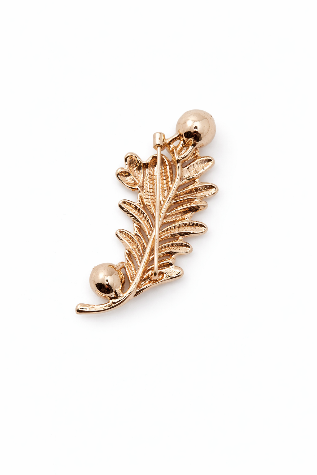 Broche joya floral dorado con forma de hoja detalles en verde, cristales y perla