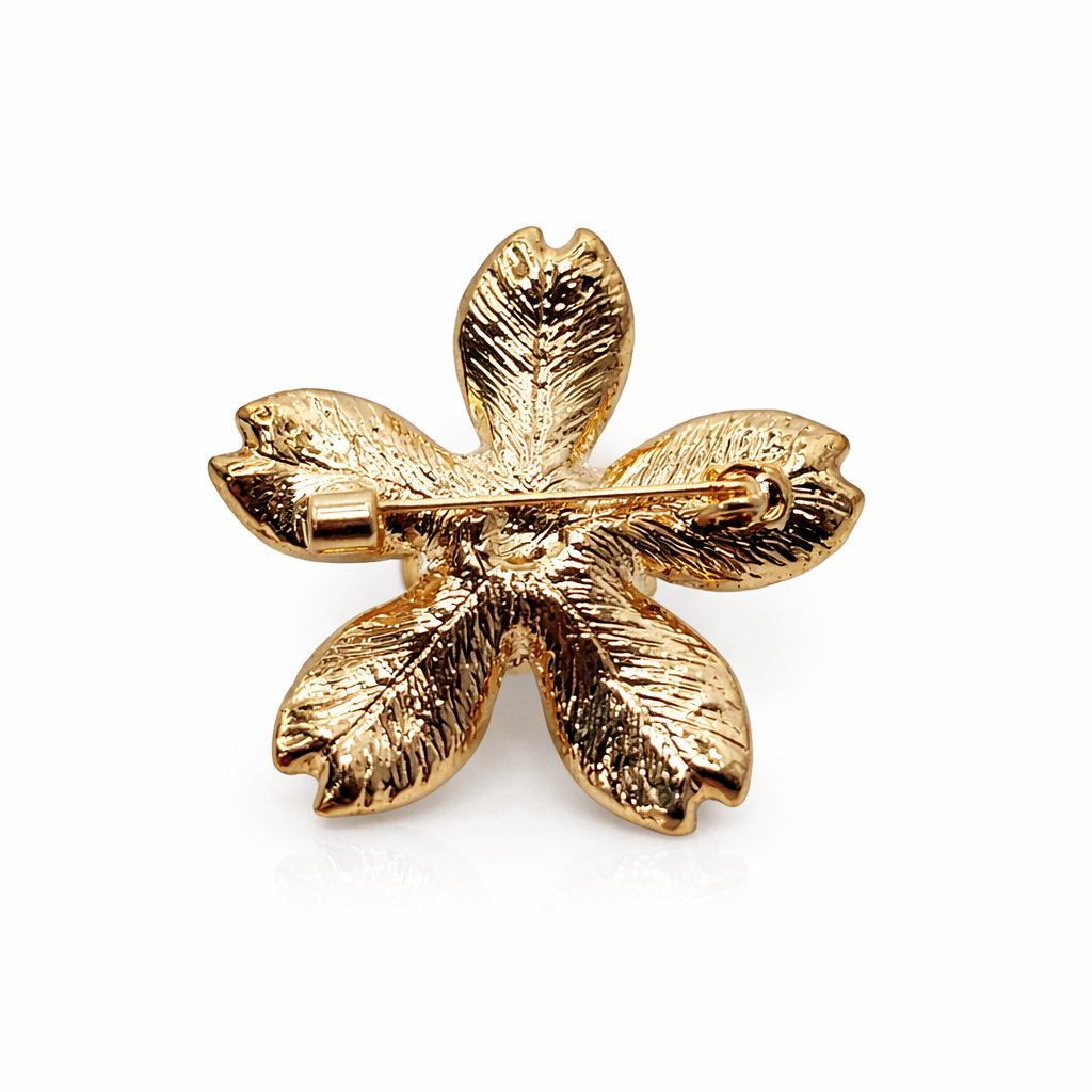 Broche joya dorada en forma de flor con perla central y cristales