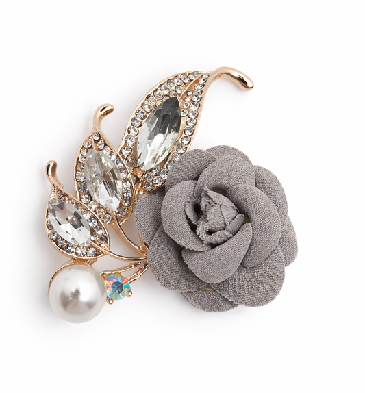 Broche dorado de hojas con flor de tela gris y cristal blanco, circonitas brillantes y perla