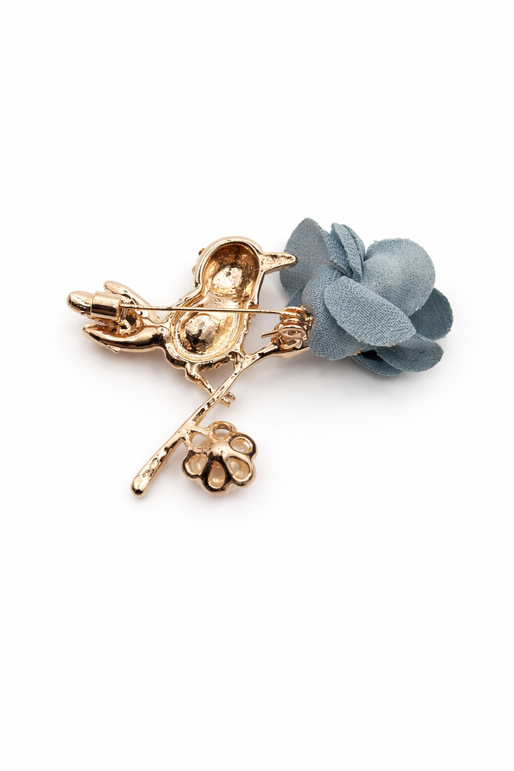Broche dorado de pájaro con flor de tela gris y cristal azul, circonitas brillantes y perla
