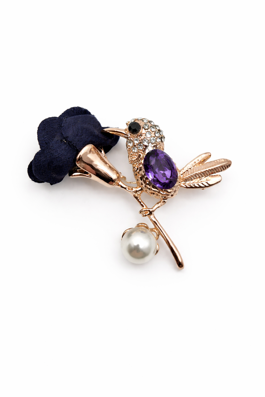 Broche dorado de pájaro con flor de tela azul noche y cristal morado, circonitas brillantes y perla