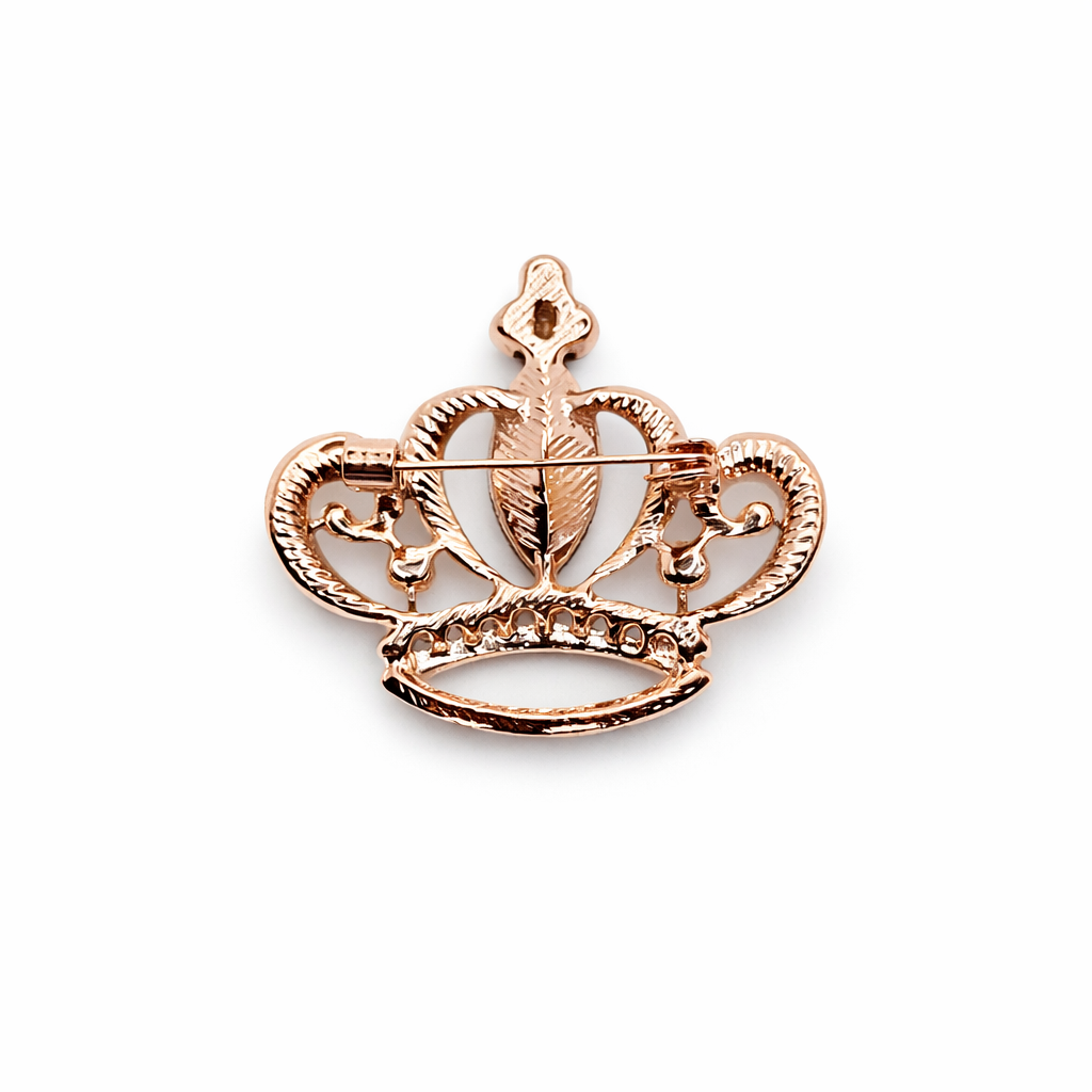Broche joya dorada en forma de corona con cristal facetado blanco y circonitas brillantes