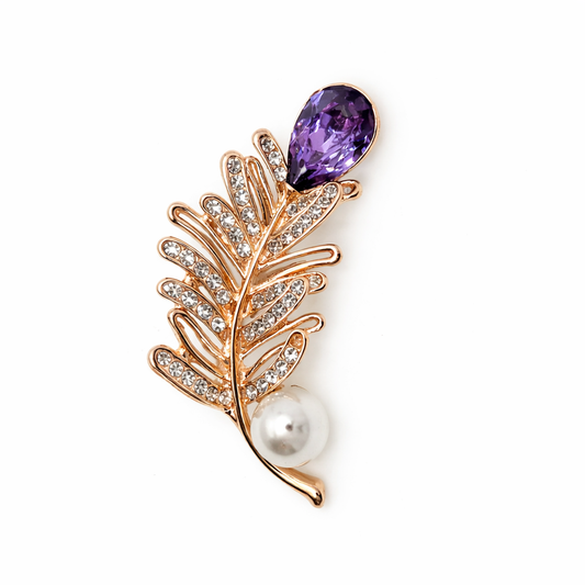 Broche joya floral dorado con forma de hoja detalles en morado, cristales y perla