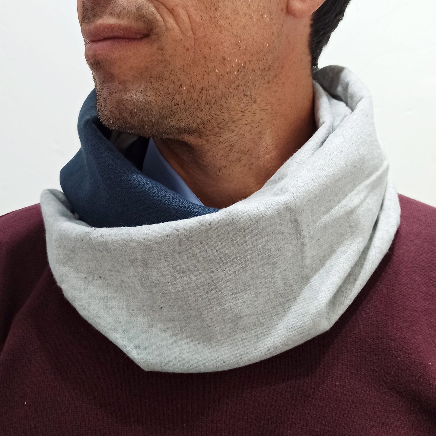 Bufanda Infinita de Hombre · Gris Claro, Revés Azul Petrol