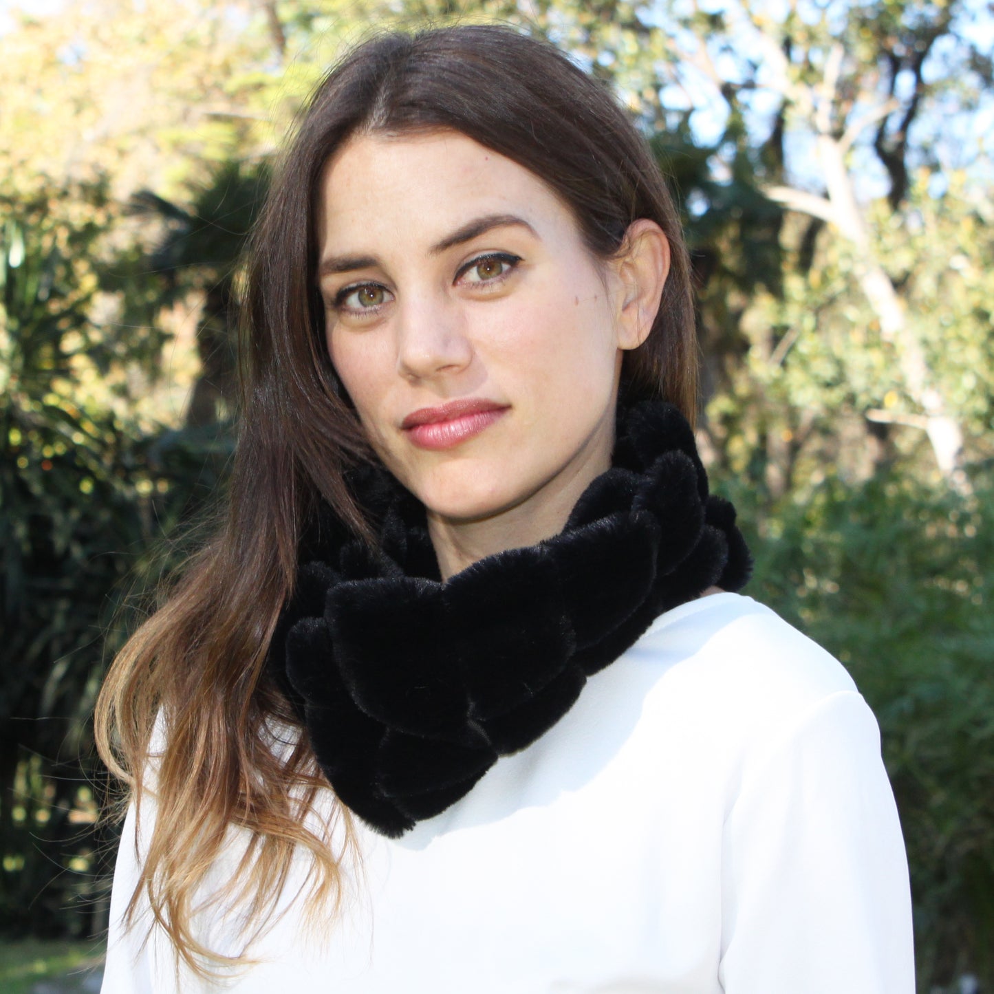 Bufanda de Pelo Sintético de Mujer – Suave, Elegante y Muy Calentita · Negro (Hecho en Sevilla, España)