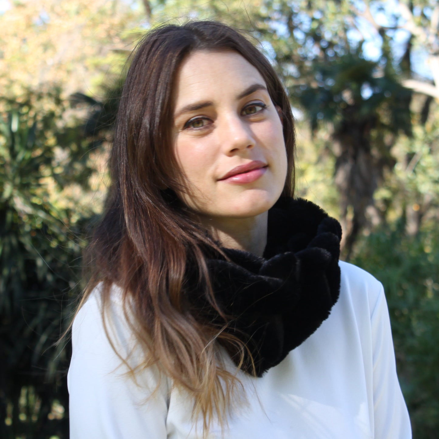 Bufanda de Pelo Sintético de Mujer – Suave, Elegante y Muy Calentita · Negro (Hecho en Sevilla, España)