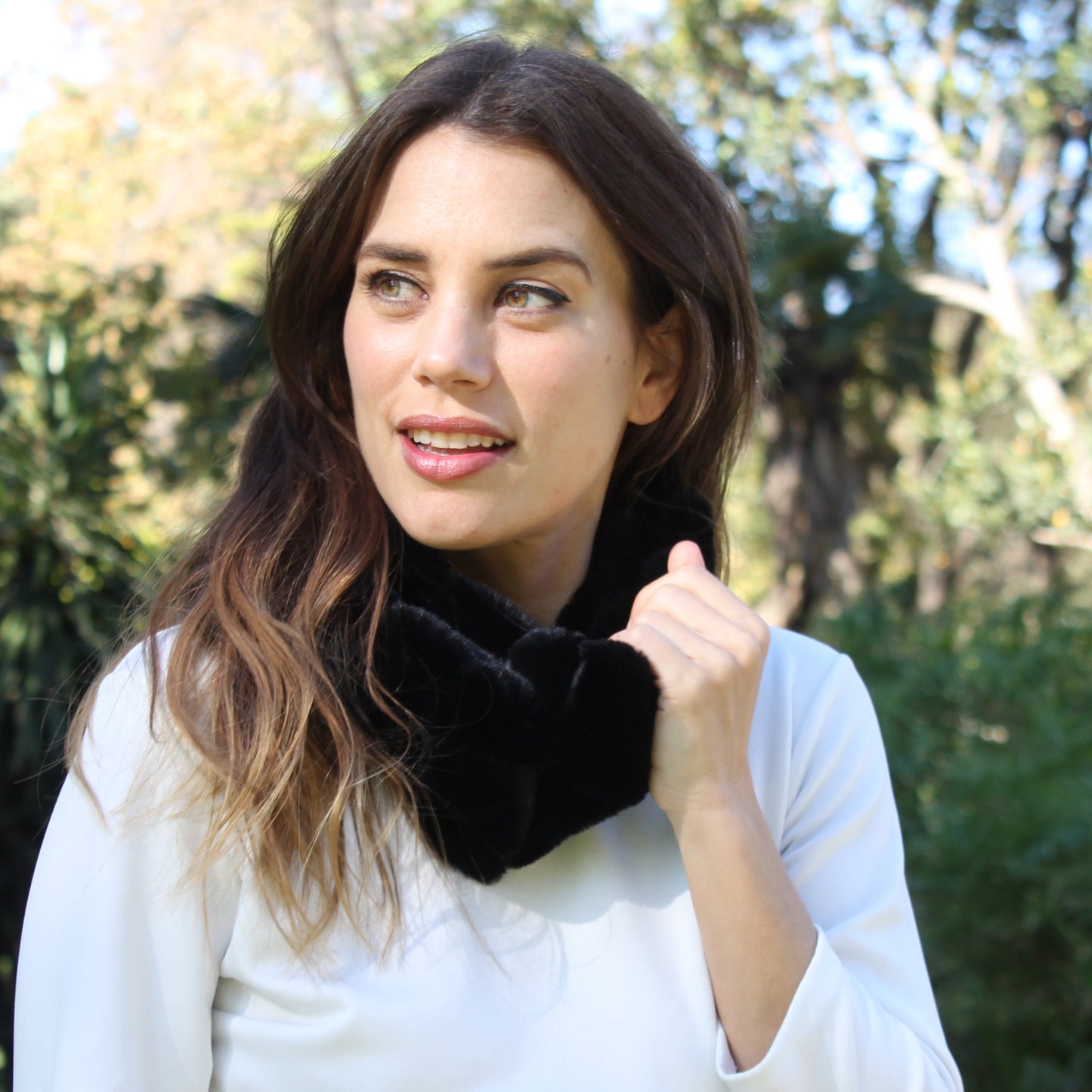 Bufanda de Pelo Sintético de Mujer – Suave, Elegante y Muy Calentita · Negro (Hecho en Sevilla, España)
