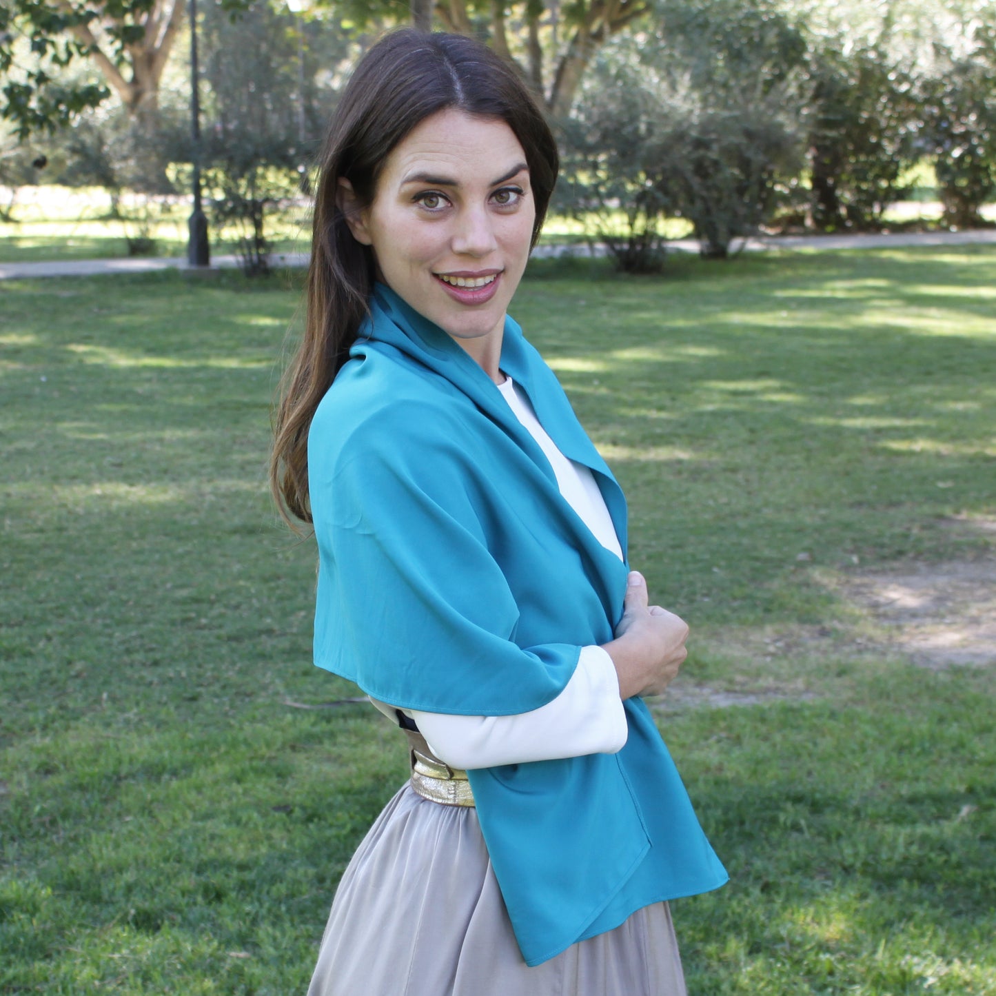 Chal de Fiesta Crepe de Seda – Elegancia Artesanal Hecha en Sevilla · Esmeralda (50x150cm)