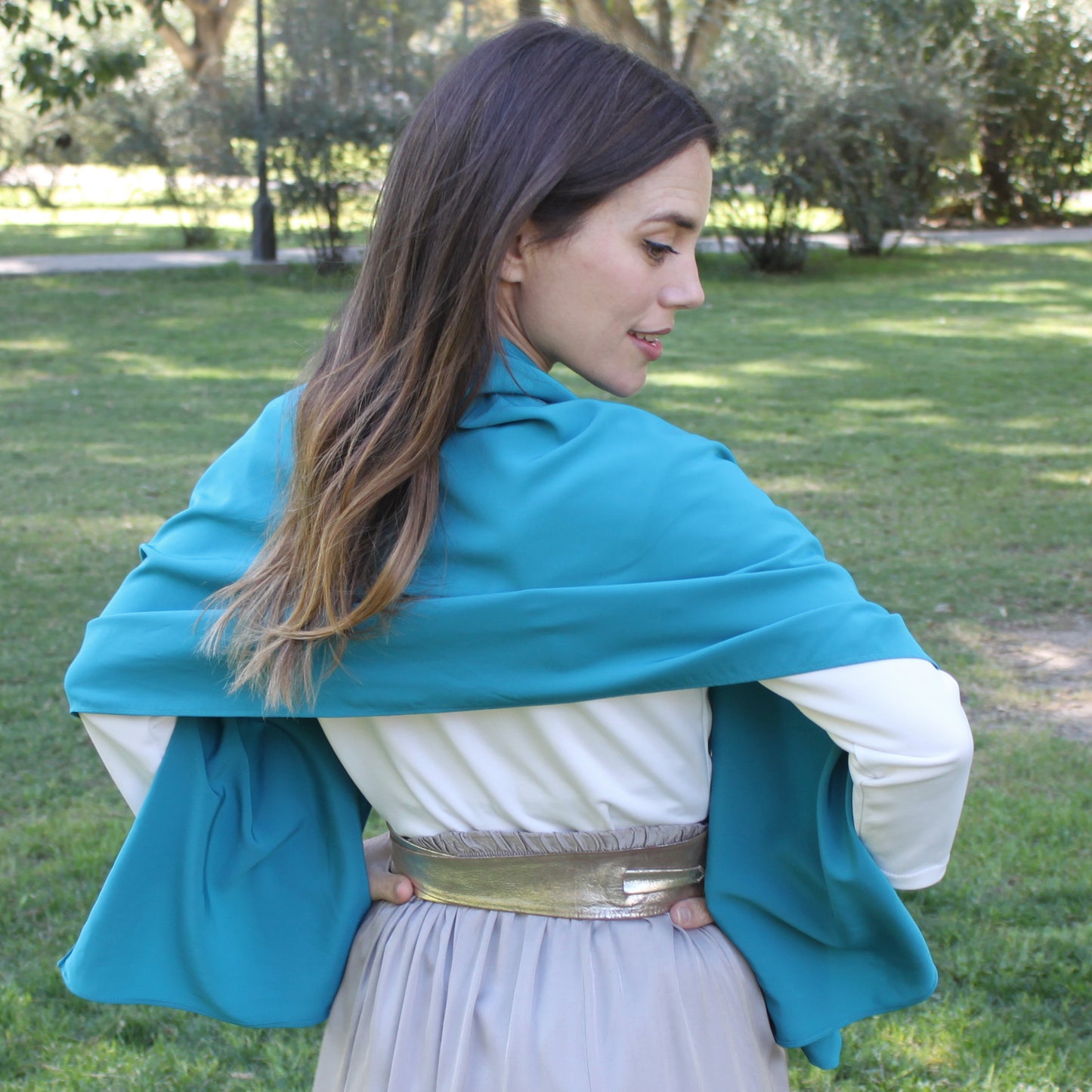 Chal de Fiesta Crepe de Seda – Elegancia Artesanal Hecha en Sevilla · Esmeralda (50x150cm)