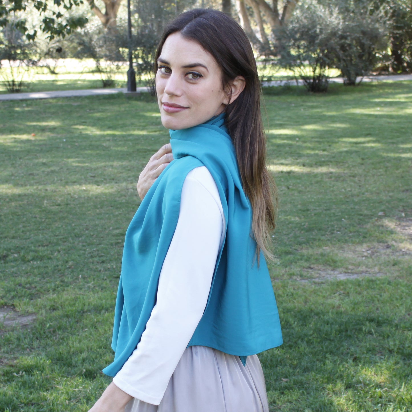 Chal de Fiesta Crepe de Seda – Elegancia Artesanal Hecha en Sevilla · Esmeralda (50x150cm)