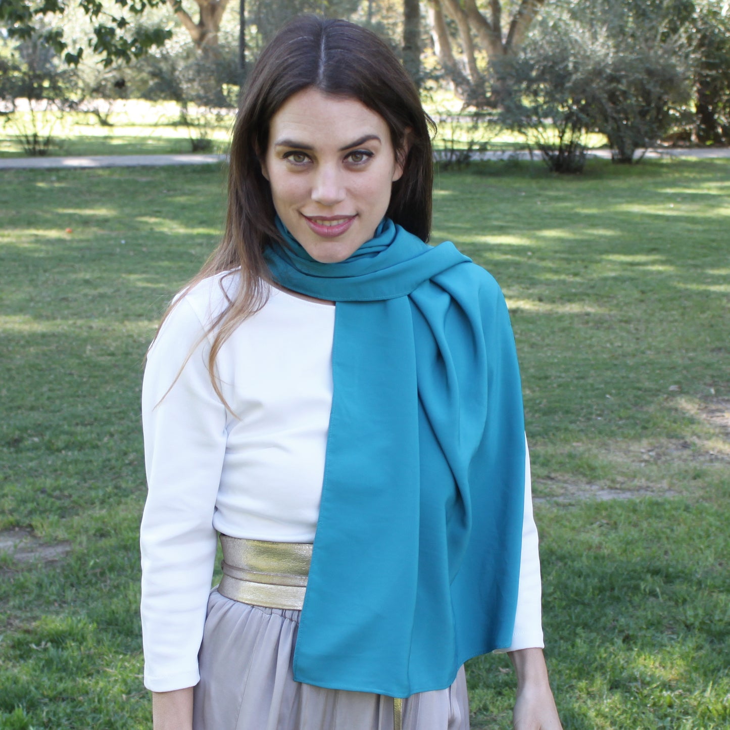 Chal de Fiesta Crepe de Seda – Elegancia Artesanal Hecha en Sevilla · Esmeralda (50x150cm)