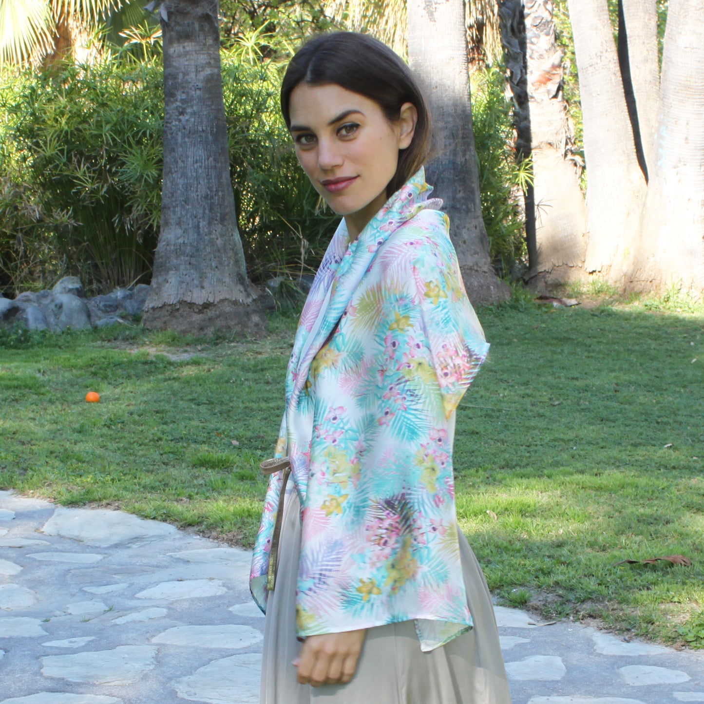 Chal Estola Satinado Floral – Elegancia Artesanal Hecha en Sevilla · Orquídea (50x150cm)