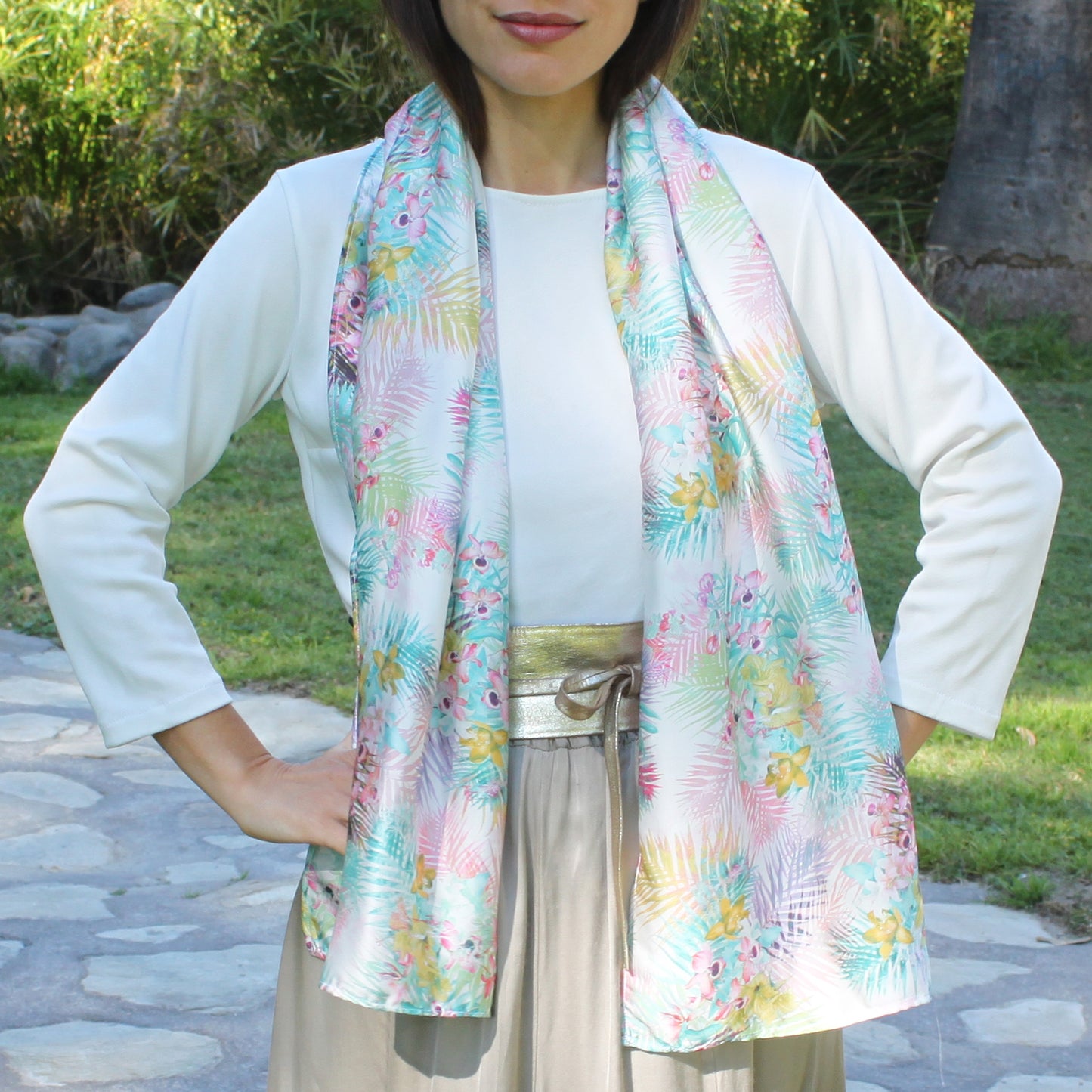 Chal Estola Satinado Floral – Elegancia Artesanal Hecha en Sevilla · Orquídea (50x150cm)