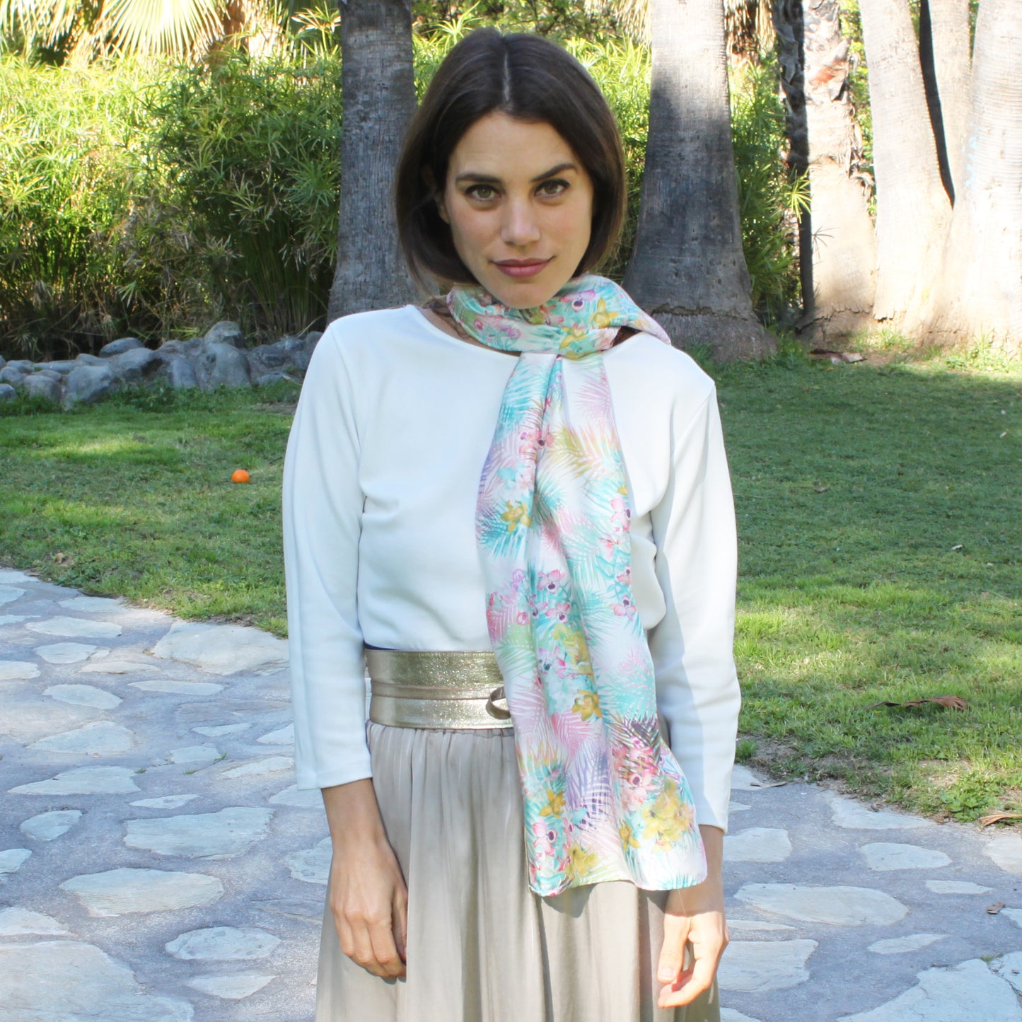 Chal Estola Satinado Floral – Elegancia Artesanal Hecha en Sevilla · Orquídea (50x150cm)