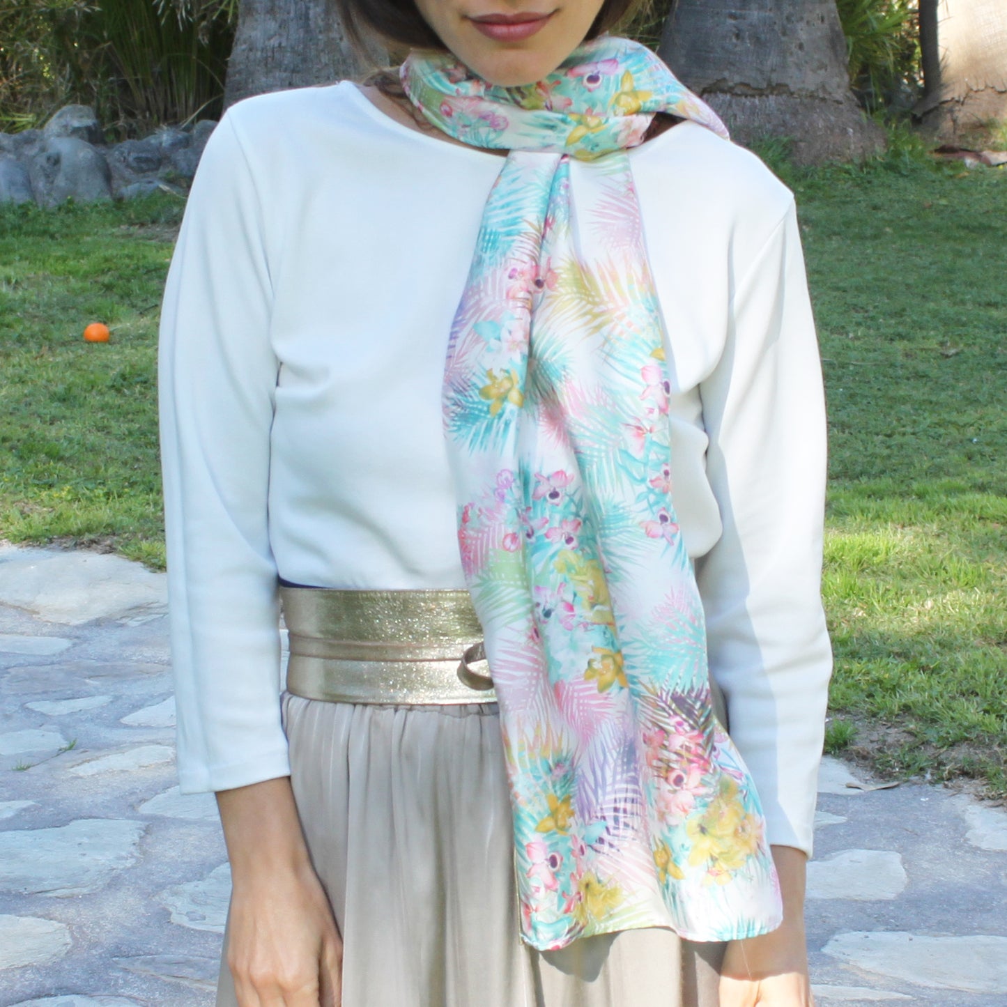 Chal Estola Satinado Floral – Elegancia Artesanal Hecha en Sevilla · Orquídea (50x150cm)