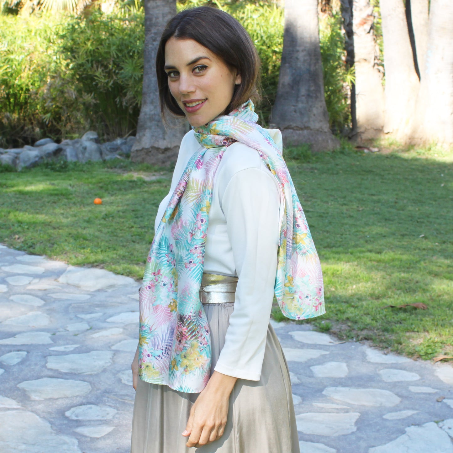 Chal Estola Satinado Floral – Elegancia Artesanal Hecha en Sevilla · Orquídea (50x150cm)