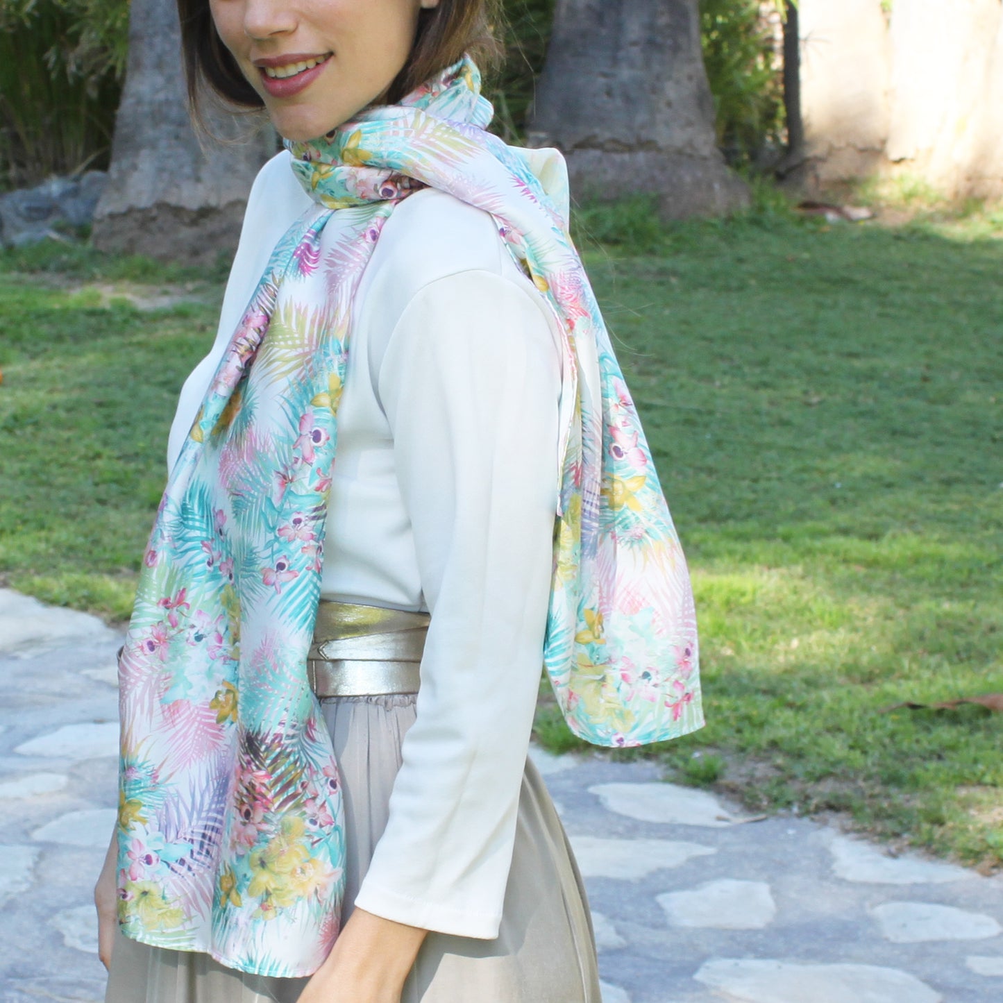 Chal Estola Satinado Floral – Elegancia Artesanal Hecha en Sevilla · Orquídea (50x150cm)