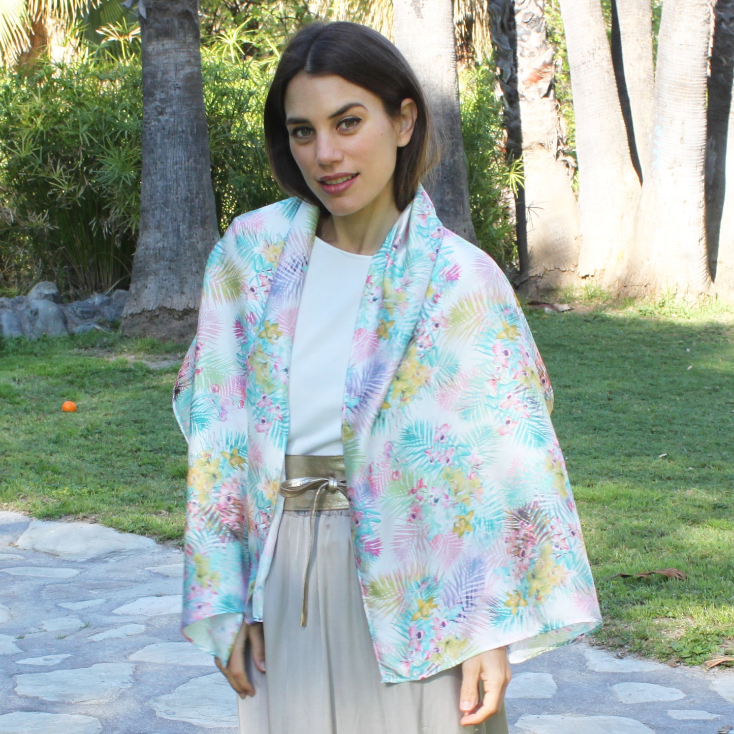 Chal Estola Satinado Floral – Elegancia Artesanal Hecha en Sevilla · Orquídea (50x150cm)