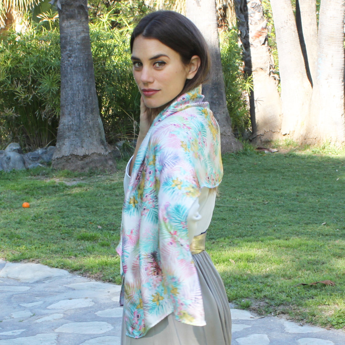 Chal Estola Satinado Floral – Elegancia Artesanal Hecha en Sevilla · Orquídea (50x150cm)