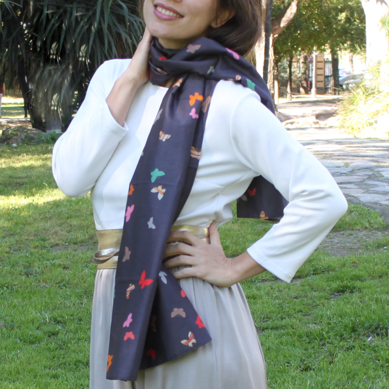 Chal Estola Satinado Negro con Mariposas – Hecho a Mano en Sevilla · Negro Estampado Mariposas (50x150cm)