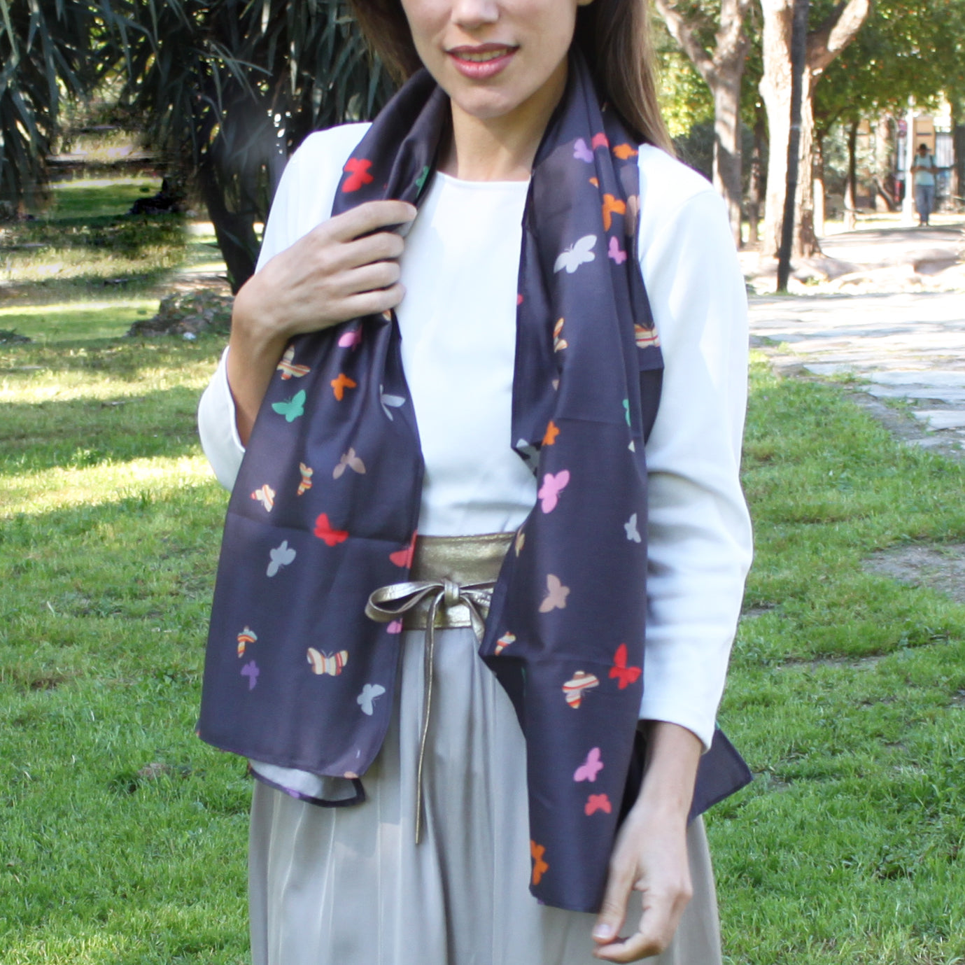 Chal Estola Satinado Negro con Mariposas – Hecho a Mano en Sevilla · Negro Estampado Mariposas (50x150cm)