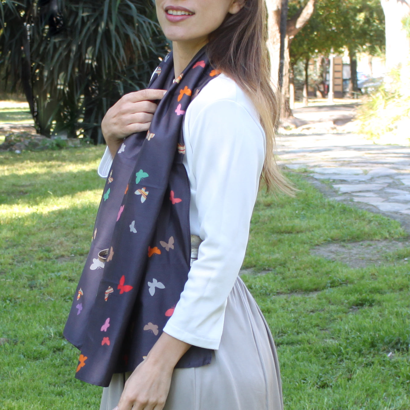 Chal Estola Satinado Negro con Mariposas – Hecho a Mano en Sevilla · Negro Estampado Mariposas (50x150cm)