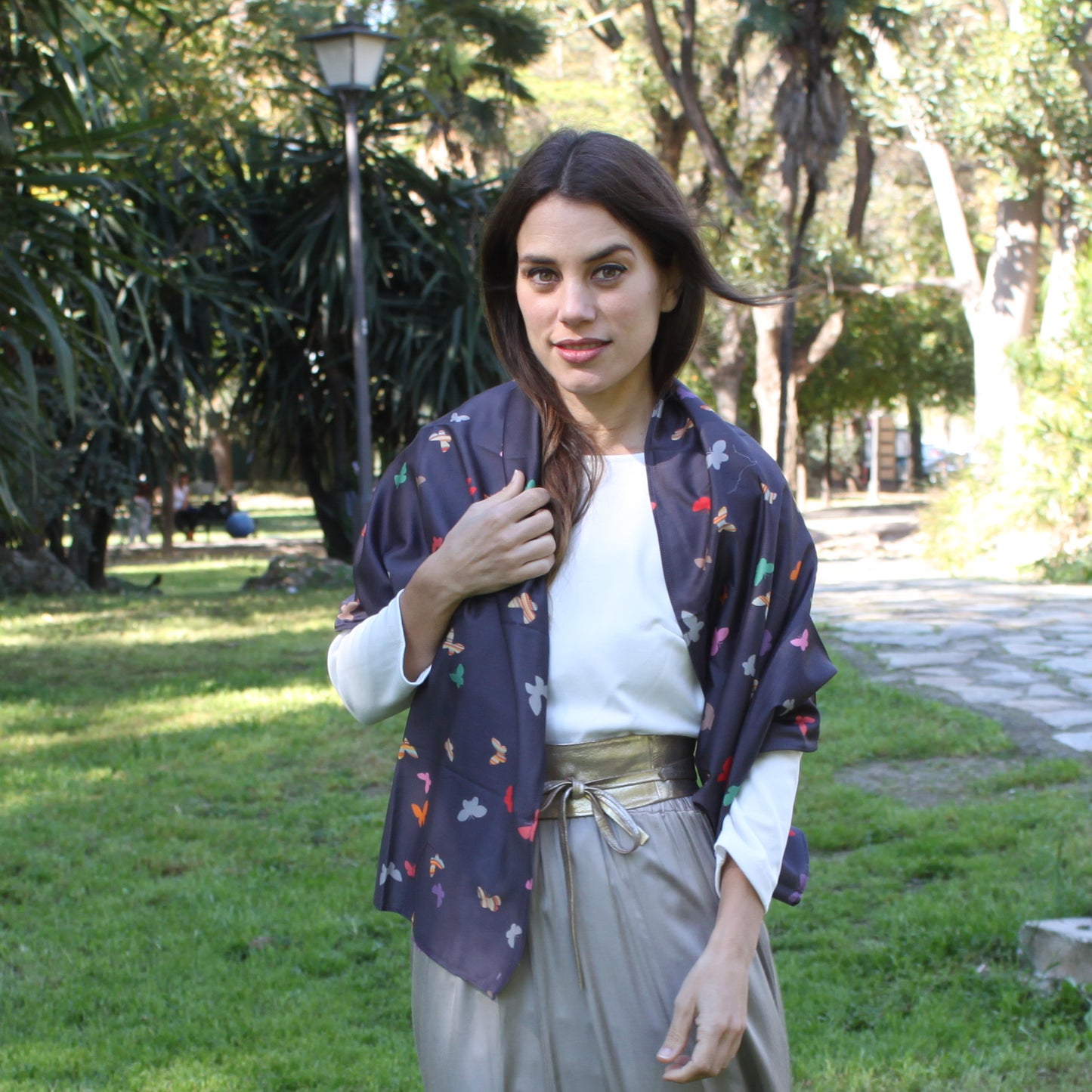 Chal Estola Satinado Negro con Mariposas – Hecho a Mano en Sevilla · Negro Estampado Mariposas (50x150cm)