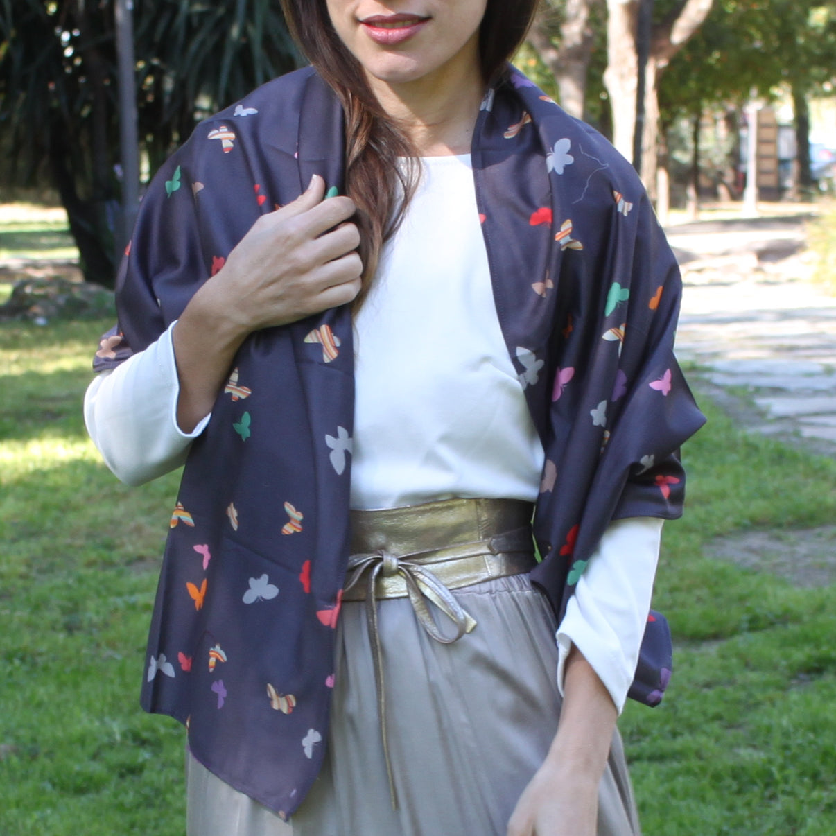 Chal Estola Satinado Negro con Mariposas – Hecho a Mano en Sevilla · Negro Estampado Mariposas (50x150cm)