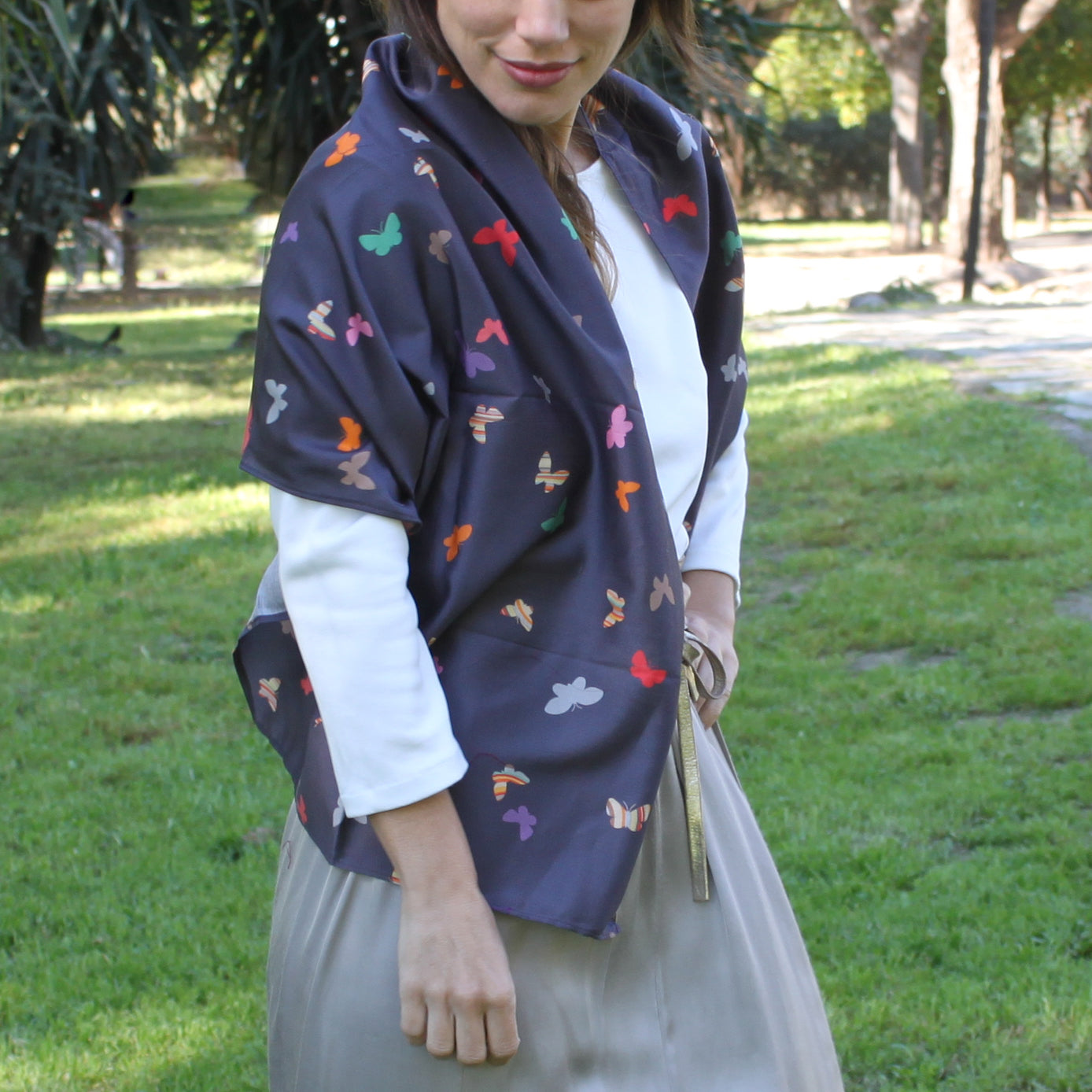 Chal Estola Satinado Negro con Mariposas – Hecho a Mano en Sevilla · Negro Estampado Mariposas (50x150cm)