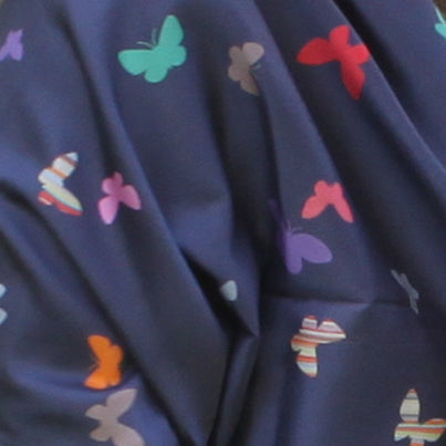 Chal Estola Satinado Negro con Mariposas – Hecho a Mano en Sevilla · Negro Estampado Mariposas (50x150cm)