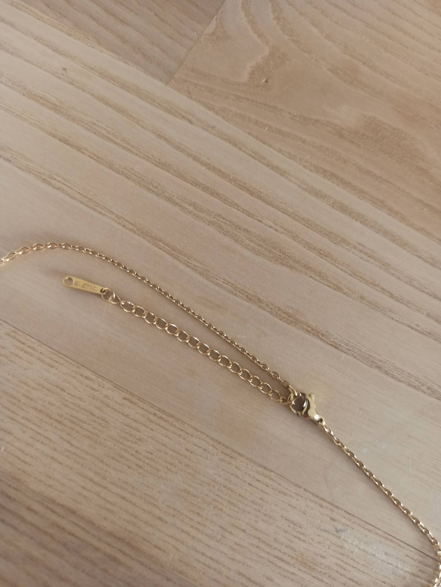 Péndulo Hexagonal de Piedra Semipreciosa Natural con Collar Corto Dorado · Piedra Luna (últimas unidades!)