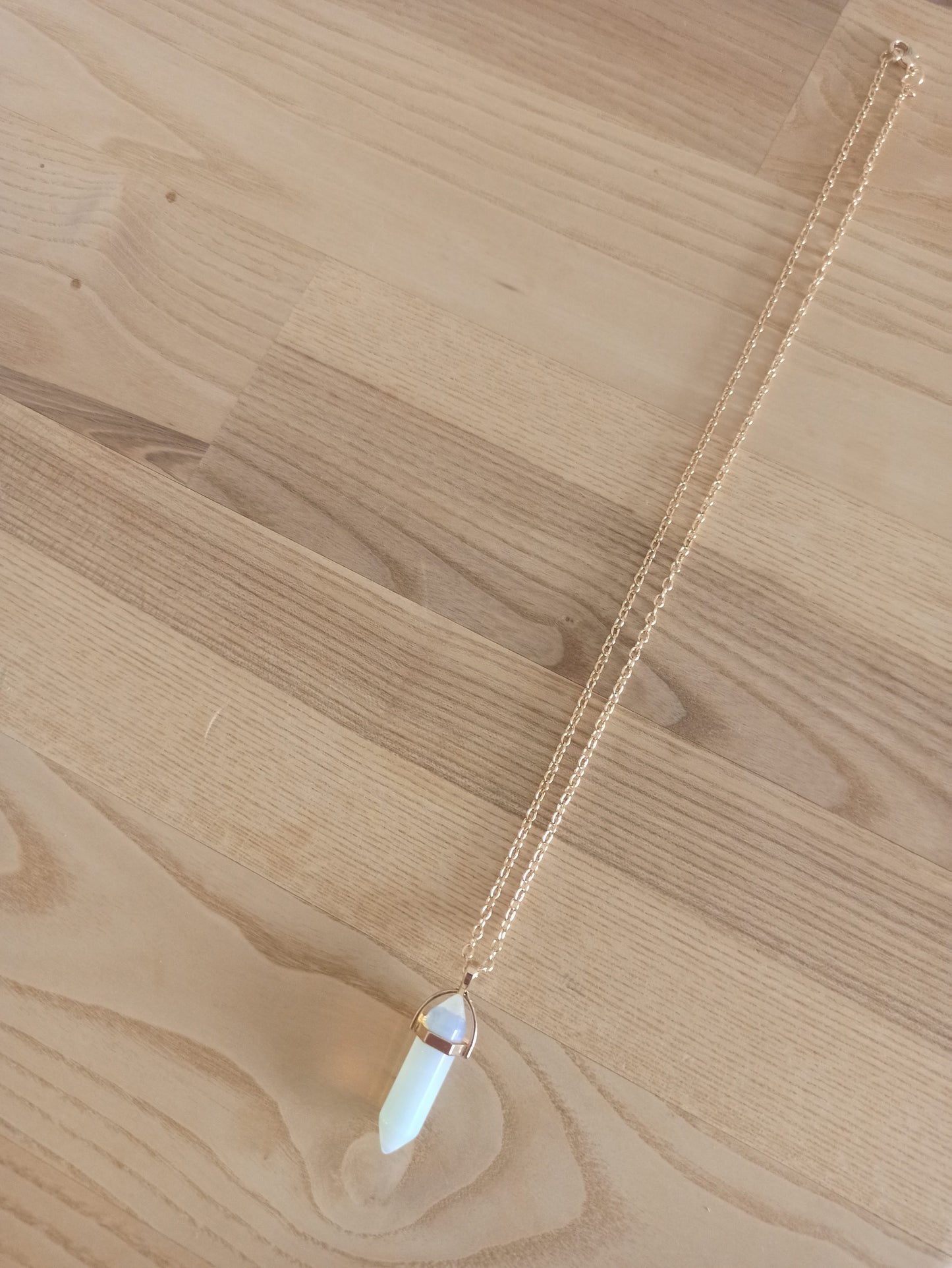 Péndulo Hexagonal de Piedra Semipreciosa Natural con Collar Corto Dorado · Piedra Luna (últimas unidades!)