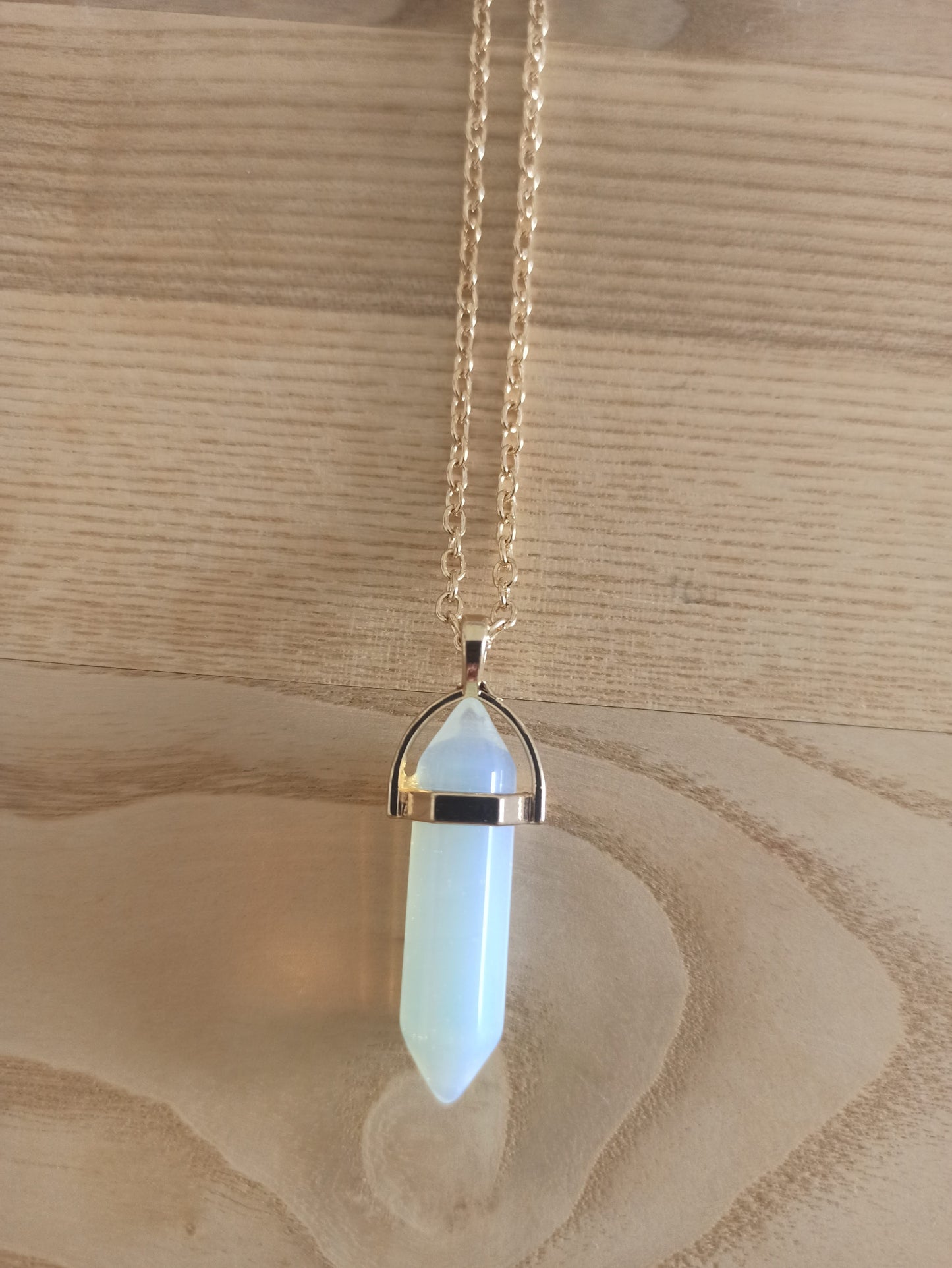 Péndulo Hexagonal de Piedra Semipreciosa Natural con Collar Corto Dorado · Piedra Luna (últimas unidades!)