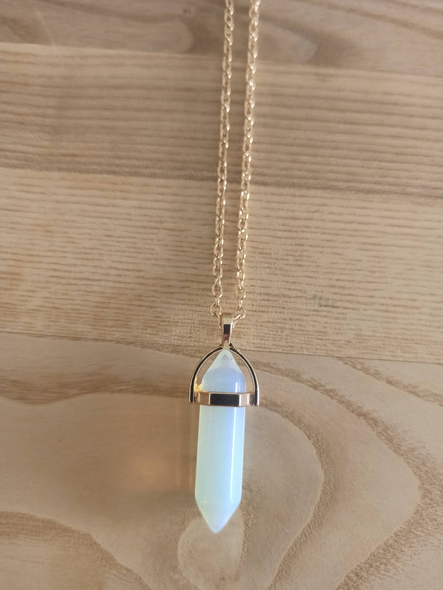 Péndulo Hexagonal de Piedra Semipreciosa Natural con Collar Corto Dorado · Piedra Luna (últimas unidades!)