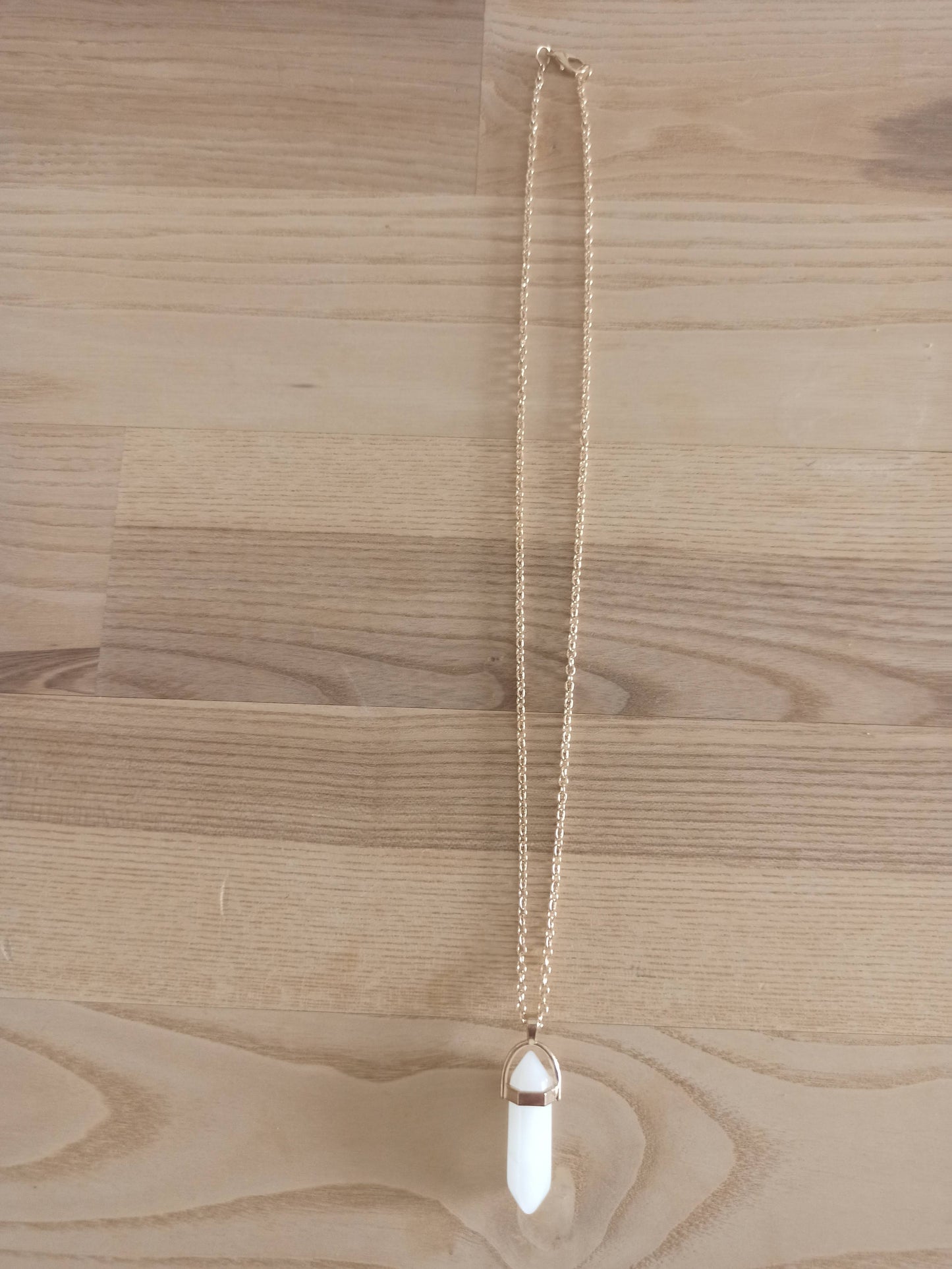 Péndulo Hexagonal de Piedra Semipreciosa Natural con Collar Corto Dorado · Cuarzo Blanco (últimas unidades!)