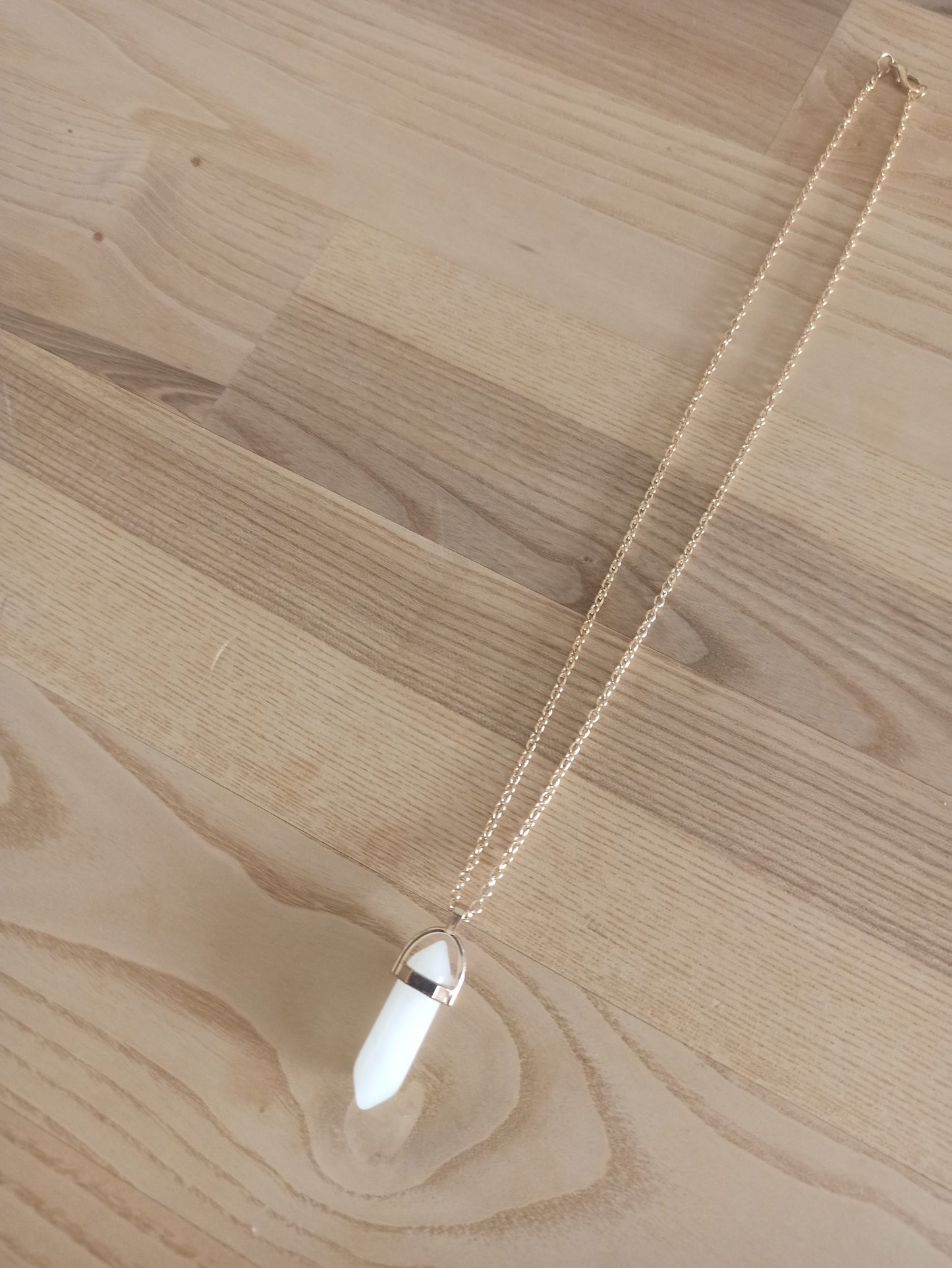 Péndulo Hexagonal de Piedra Semipreciosa Natural con Collar Corto Dorado · Cuarzo Blanco (últimas unidades!)
