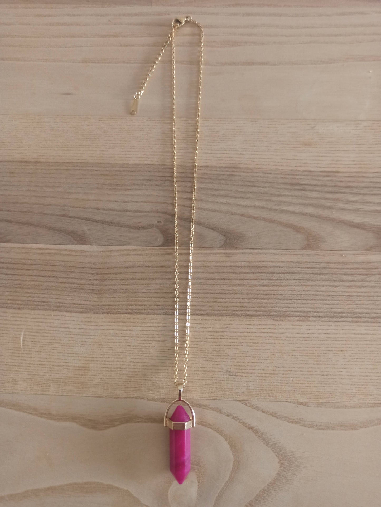 Péndulo Hexagonal de Piedra Semipreciosa Natural con Collar Corto Dorado · Jade Fucsia (últimas unidades!)