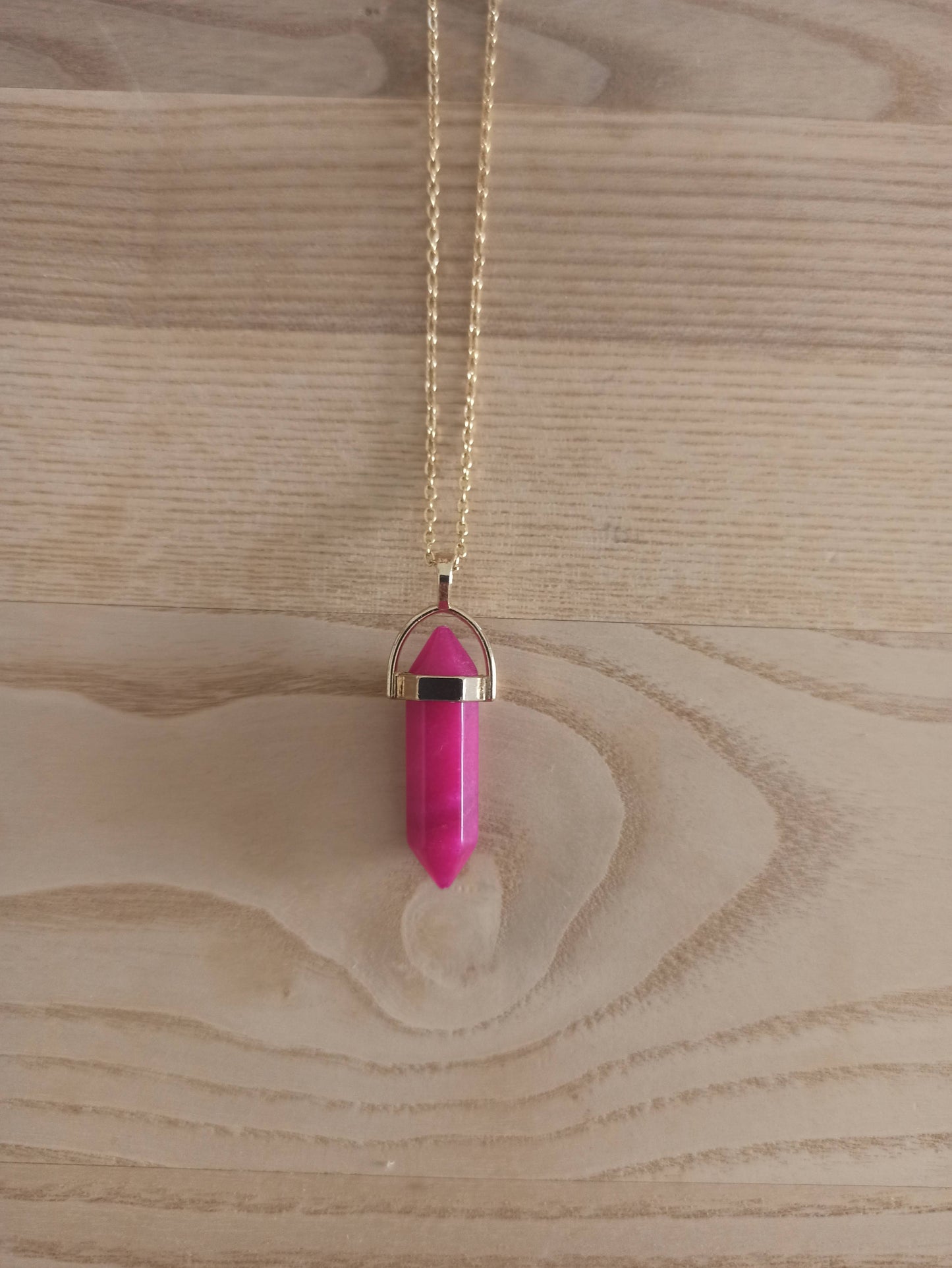 Péndulo Hexagonal de Piedra Semipreciosa Natural con Collar Corto Dorado · Jade Fucsia (últimas unidades!)