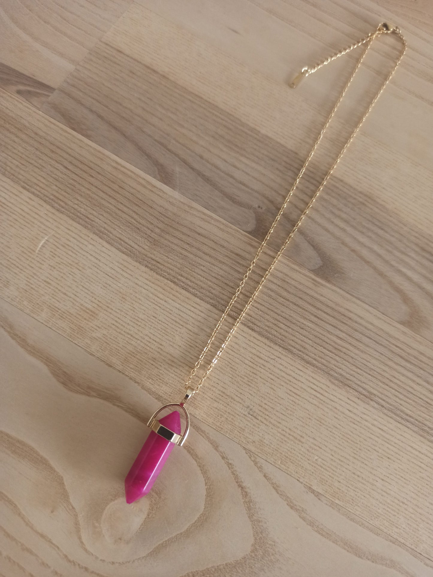 Péndulo Hexagonal de Piedra Semipreciosa Natural con Collar Corto Dorado · Jade Fucsia (últimas unidades!)