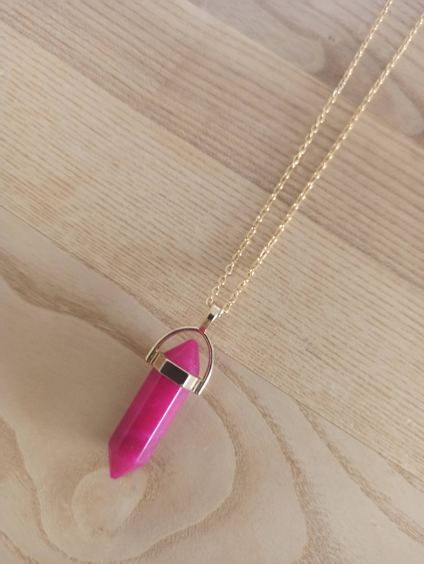 Péndulo Hexagonal de Piedra Semipreciosa Natural con Collar Corto Dorado · Jade Fucsia (últimas unidades!)