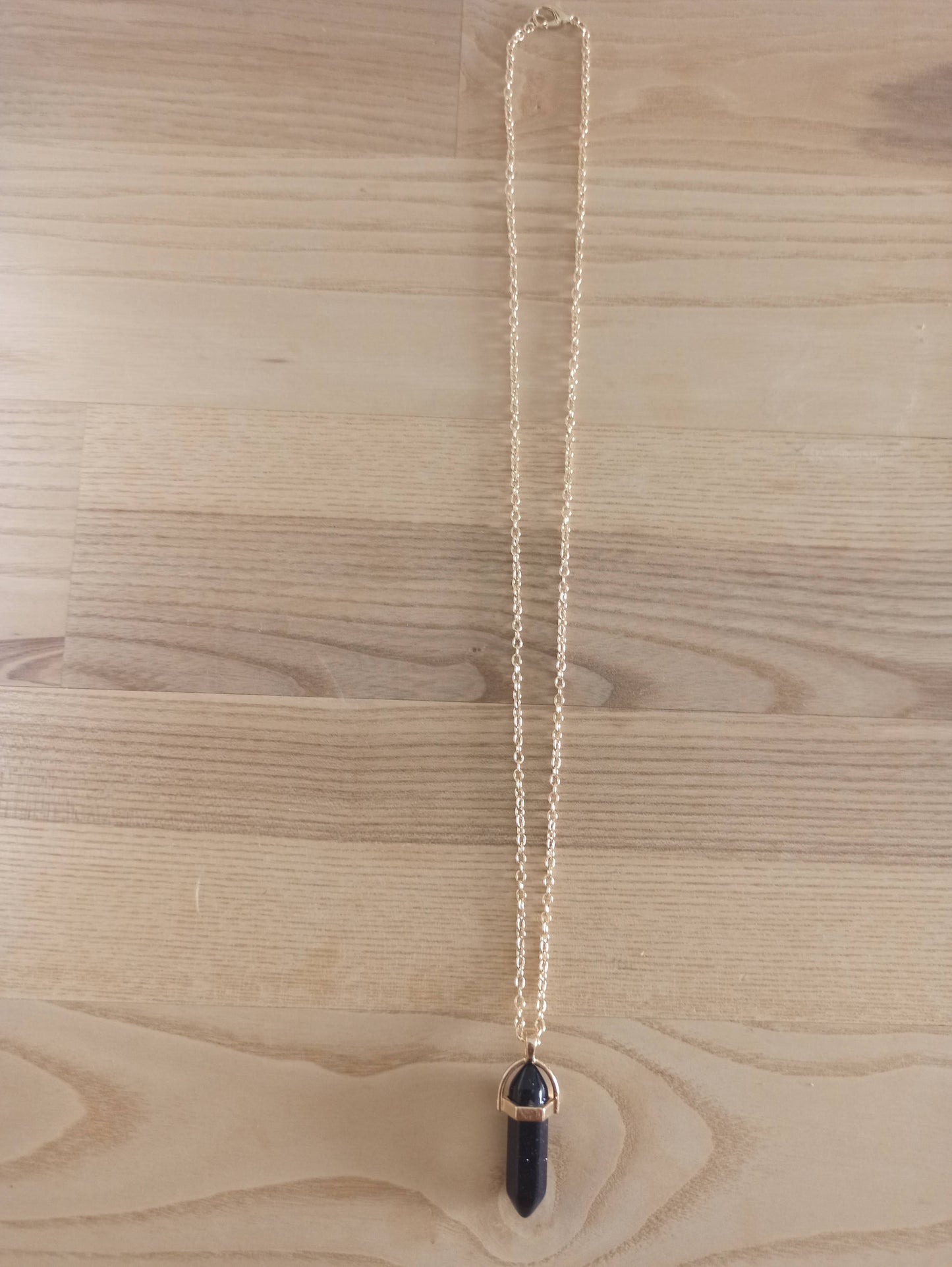 Péndulo Hexagonal de Piedra Semipreciosa Natural con Collar Corto Dorado · Negro Brillo (últimas unidades!)