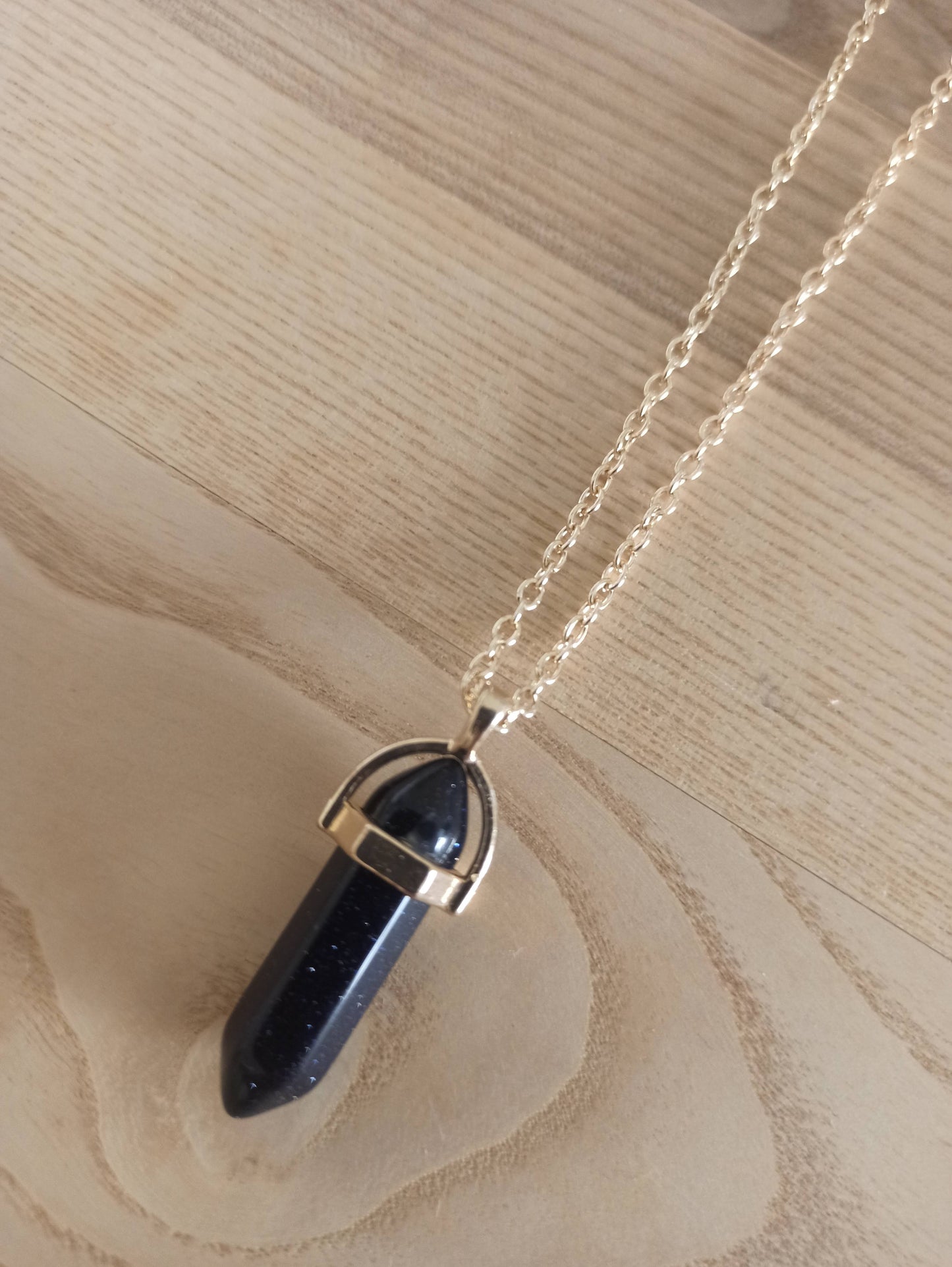 Péndulo Hexagonal de Piedra Semipreciosa Natural con Collar Corto Dorado · Negro Brillo (últimas unidades!)