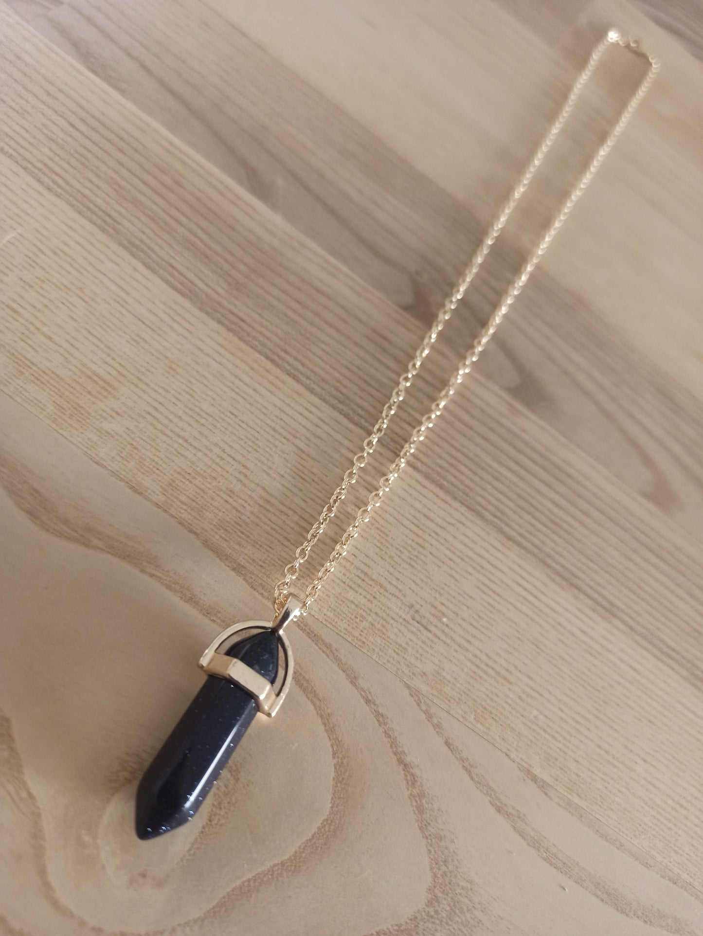 Péndulo Hexagonal de Piedra Semipreciosa Natural con Collar Corto Dorado · Negro Brillo (últimas unidades!)