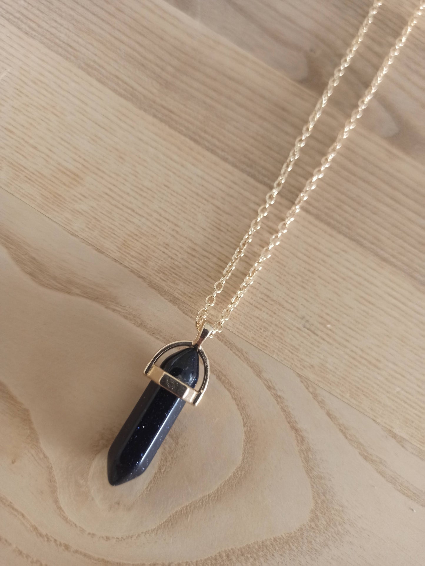 Péndulo Hexagonal de Piedra Semipreciosa Natural con Collar Corto Dorado · Negro Brillo (últimas unidades!)