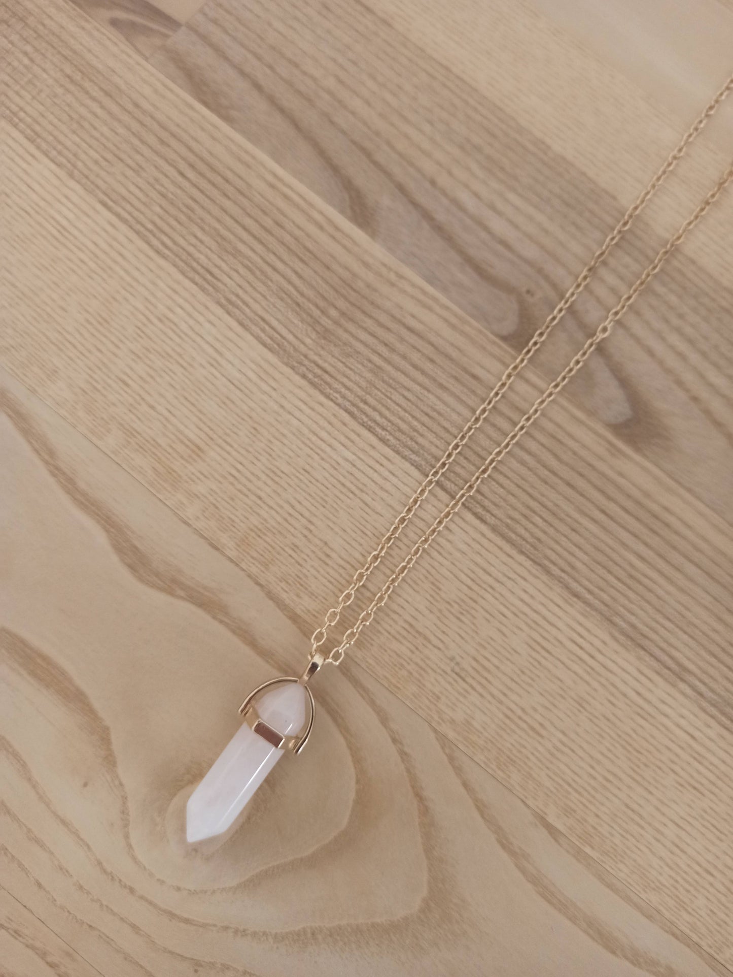 Péndulo Hexagonal de Piedra Semipreciosa Natural con Collar Corto Dorado · Cuarzo Rosa (últimas unidades!)