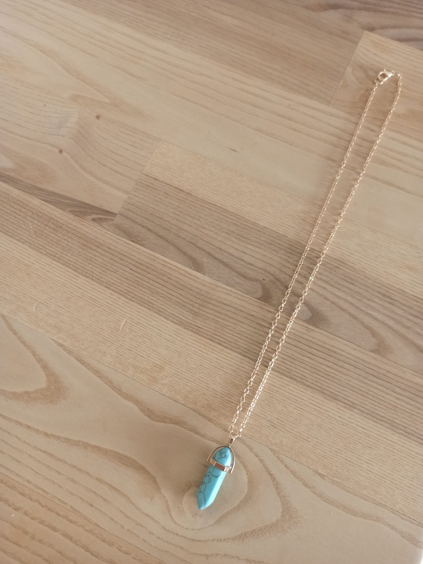 Péndulo Hexagonal de Piedra Semipreciosa Natural con Collar Corto Dorado · Turquesa (últimas unidades!)