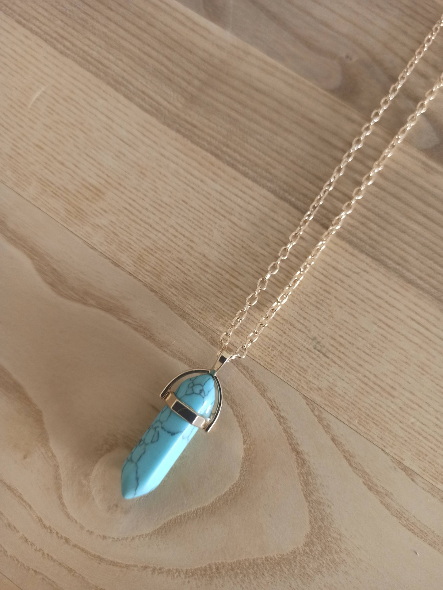 Péndulo Hexagonal de Piedra Semipreciosa Natural con Collar Corto Dorado · Turquesa (últimas unidades!)
