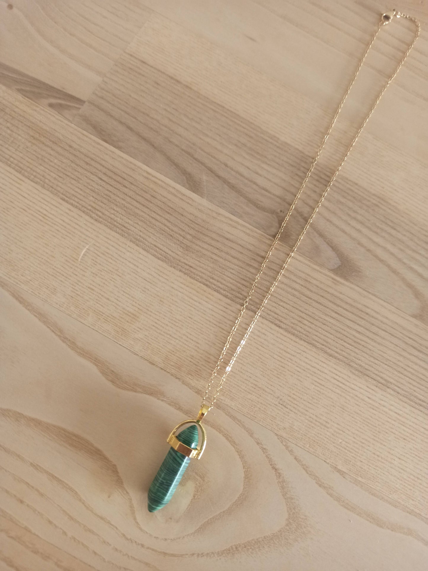 Péndulo Hexagonal de Piedra Semipreciosa Natural con Collar Corto Dorado · Malachite Verde (últimas unidades!)